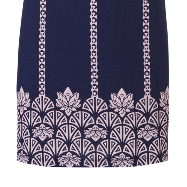 Hihaton_tummansininen_trikoomekko__v_punainen_printti_helmassa