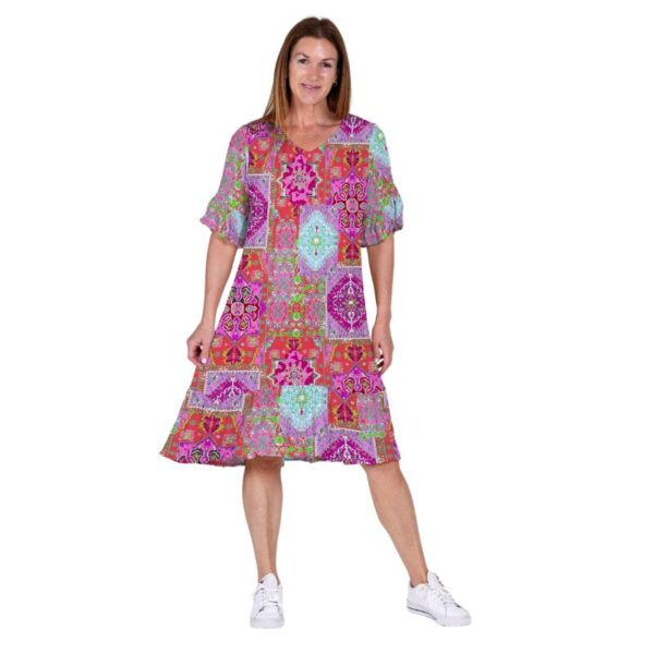 Lyhythihainen punakirjava polvimittainen mekko